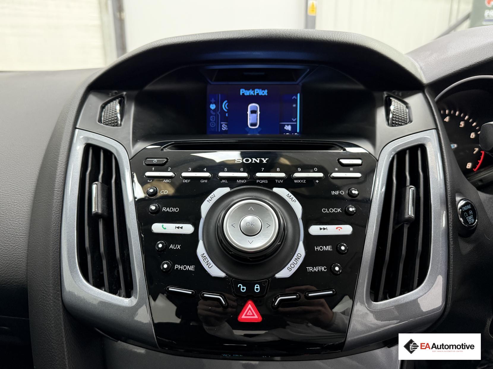 Ford Focus 1.6 Titanium Navigator Hatchback 5dr Petrol Powershift Euro 5 (125 ps)