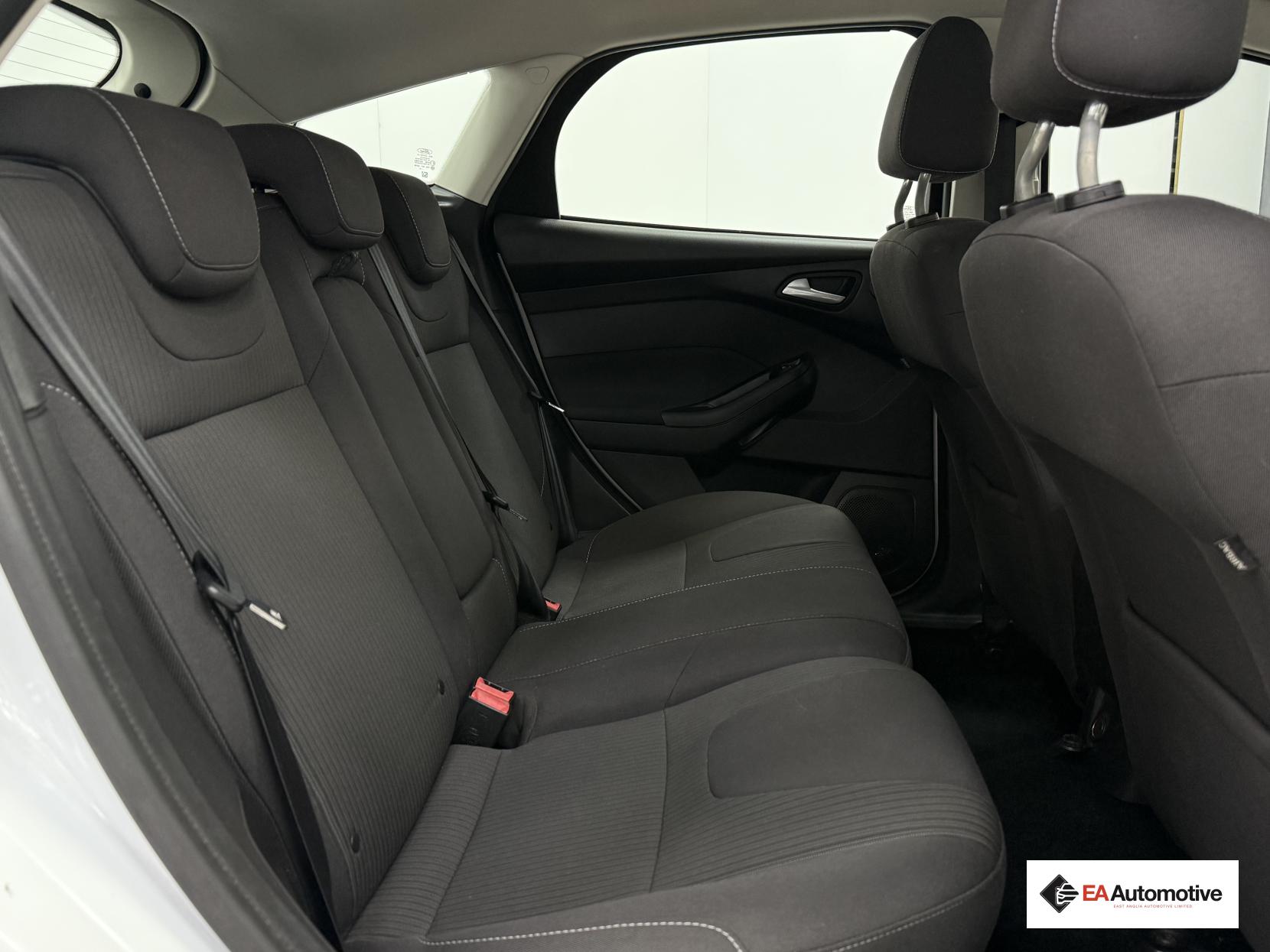 Ford Focus 1.6 Titanium Navigator Hatchback 5dr Petrol Powershift Euro 5 (125 ps)