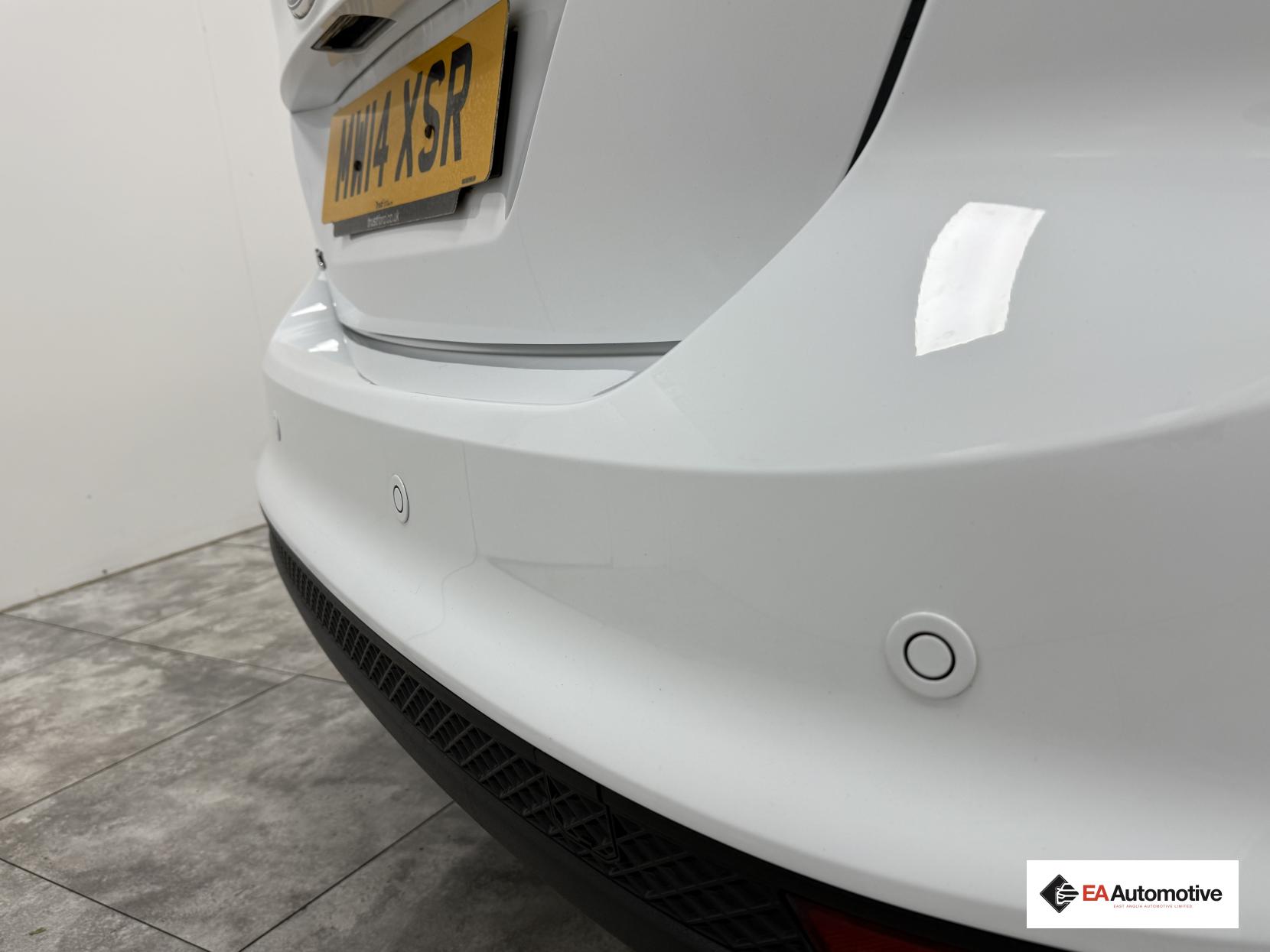 Ford Focus 1.6 Titanium Navigator Hatchback 5dr Petrol Powershift Euro 5 (125 ps)