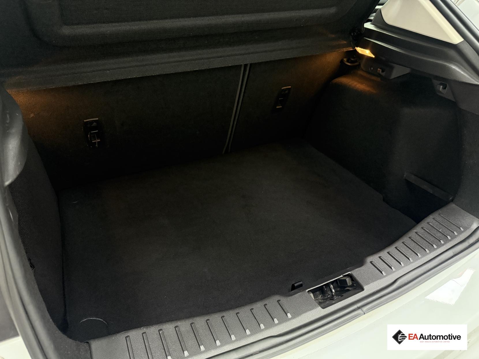 Ford Focus 1.6 Titanium Navigator Hatchback 5dr Petrol Powershift Euro 5 (125 ps)