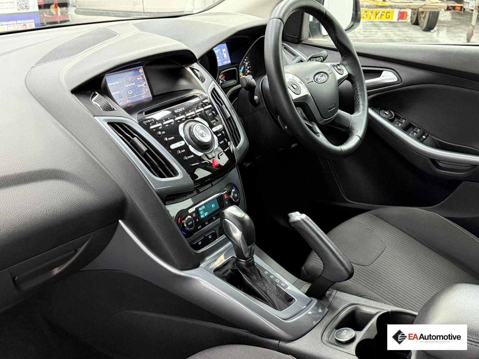 Ford Focus 1.6 Titanium Navigator Hatchback 5dr Petrol Powershift Euro 5 (125 ps)