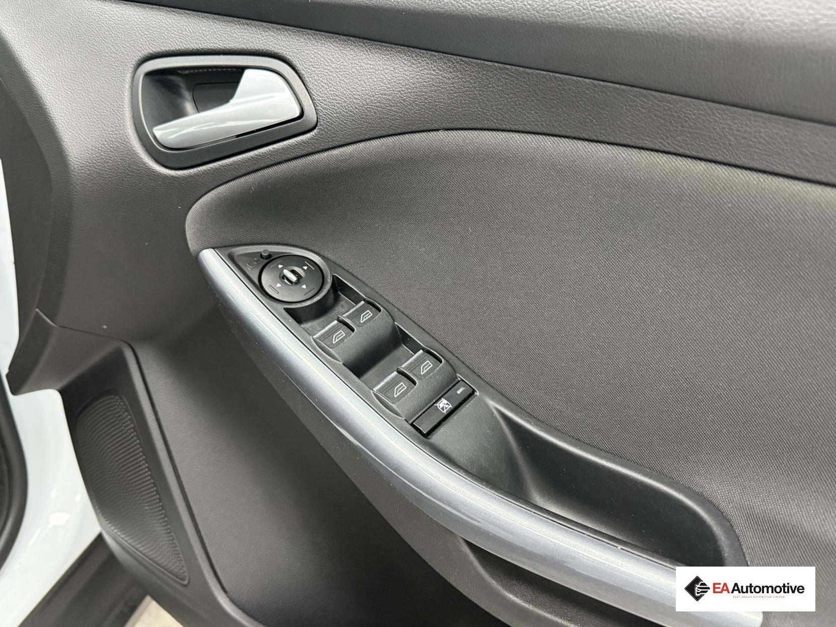 Ford Focus 1.6 Titanium Navigator Hatchback 5dr Petrol Powershift Euro 5 (125 ps)