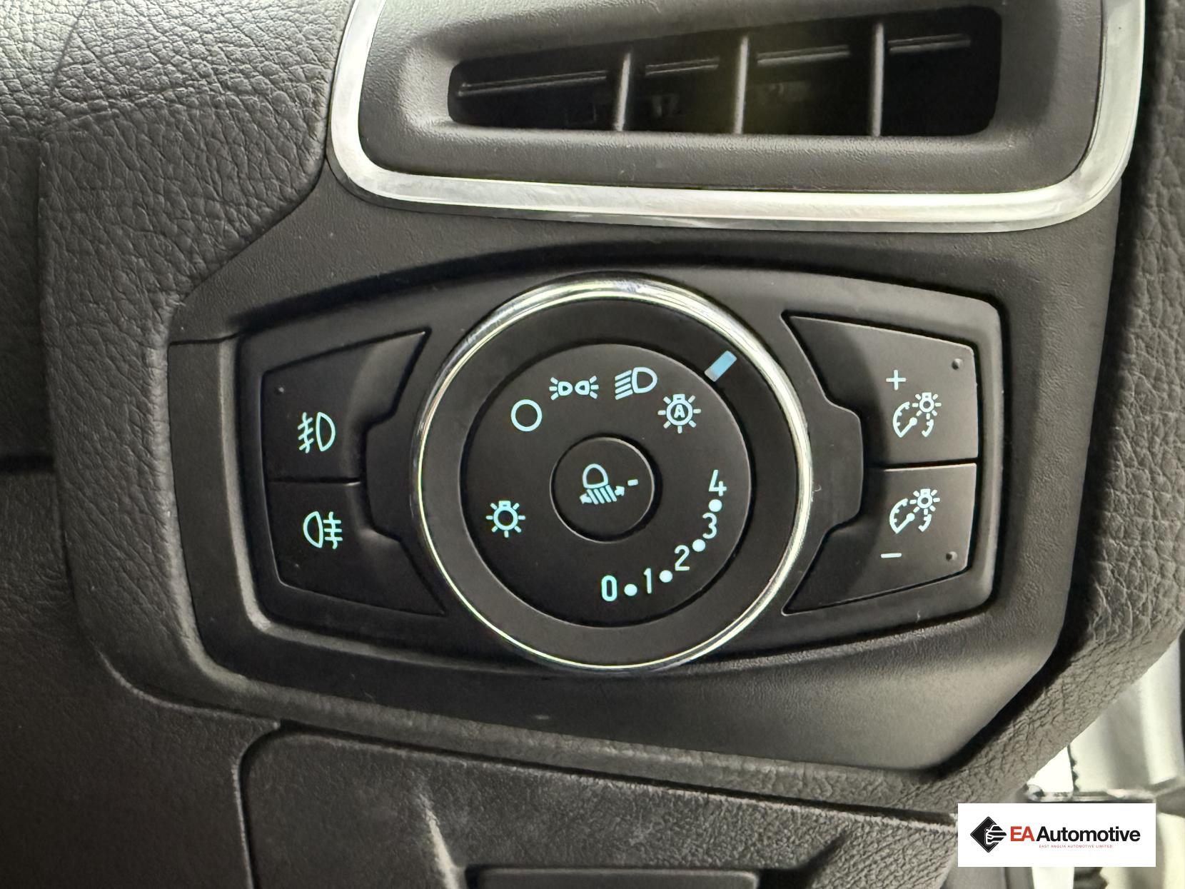 Ford Focus 1.6 Titanium Navigator Hatchback 5dr Petrol Powershift Euro 5 (125 ps)