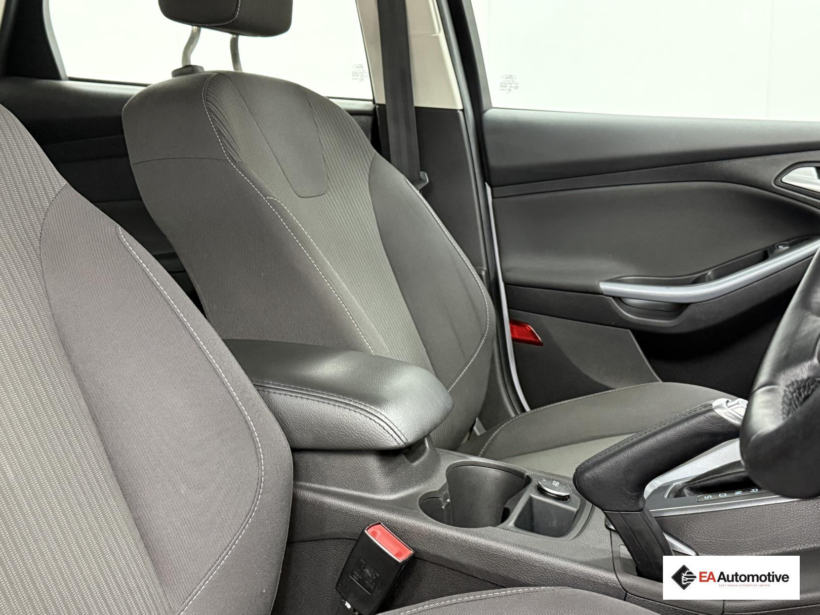 Ford Focus 1.6 Titanium Navigator Hatchback 5dr Petrol Powershift Euro 5 (125 ps)