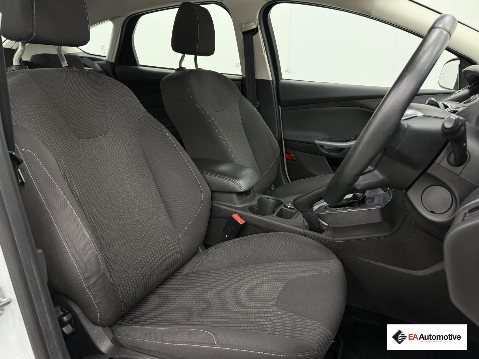 Ford Focus 1.6 Titanium Navigator Hatchback 5dr Petrol Powershift Euro 5 (125 ps)