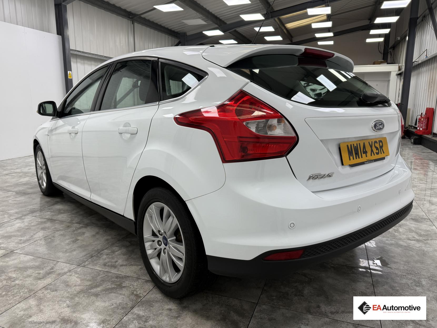 Ford Focus 1.6 Titanium Navigator Hatchback 5dr Petrol Powershift Euro 5 (125 ps)